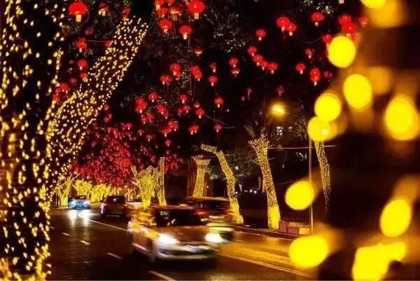 春节到了,山城重庆已变成了“天上的街市”