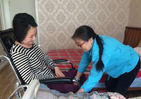 婆婆照顾植物人儿媳5年 终创造奇迹 感动千万人