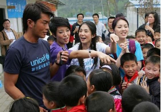 央视版嫦娥仙子,低调捐助100所学校,邱佩宁风