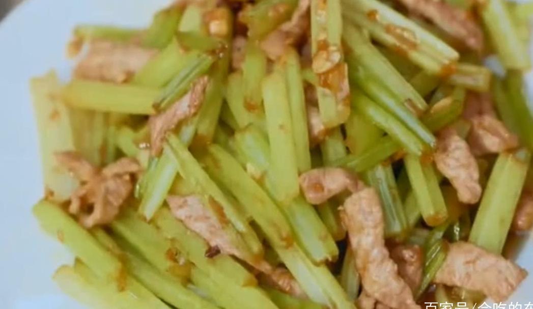 岳云鹏现场颠锅炒菜很熟练,一看就是练家子,一