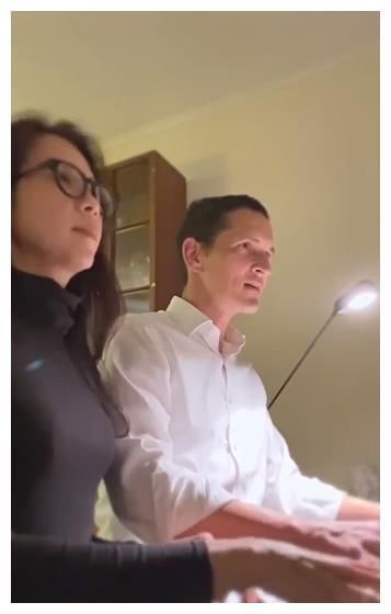 50岁莫文蔚庆结婚九周年，夫妻同款幸福笑，痴恋多.