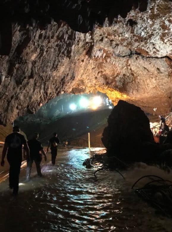 洞穴失踪的泰国少年足球队员营救事件将被改编