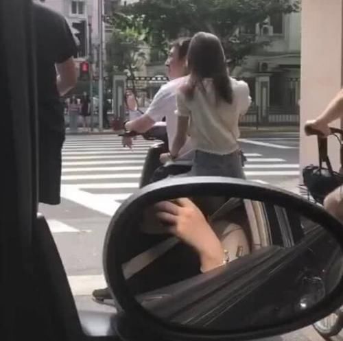 太接地气!王思聪街头骑电动车载网友美女,白衣在哪里酒店寿县情趣图片