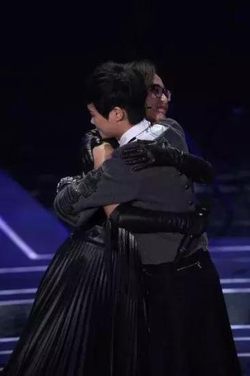 周笔畅、黄雅莉拥抱打破不和传闻,超女重聚让