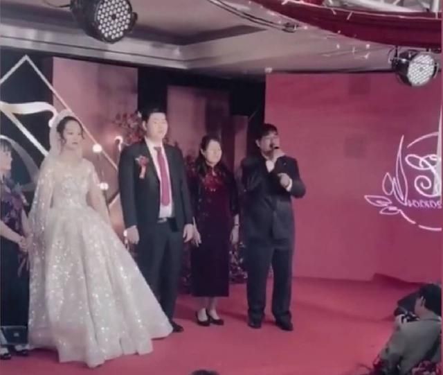 大衣哥婚礼致辞忘儿媳妇名字，直呼那个，儿媳妇回应被赞很敬老！