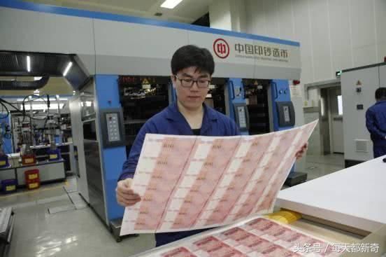 实拍印钞厂流水线,工人每天面对上亿人民币,对