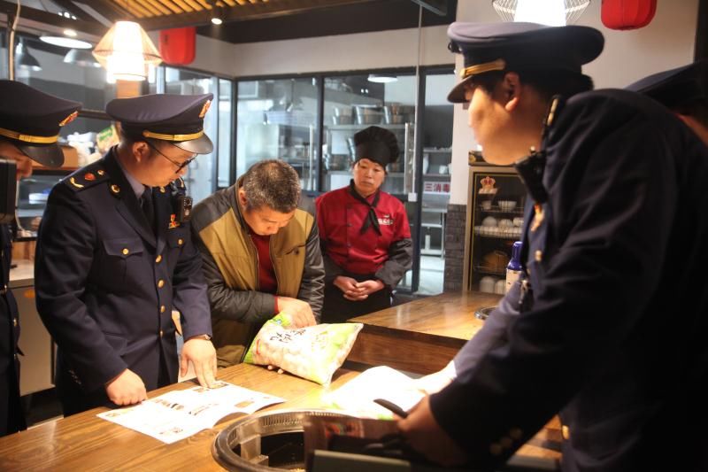 鲜奶茶用奶精冲调，撒尿牛丸是猪肉做的，你爱的奶茶店、火锅店套