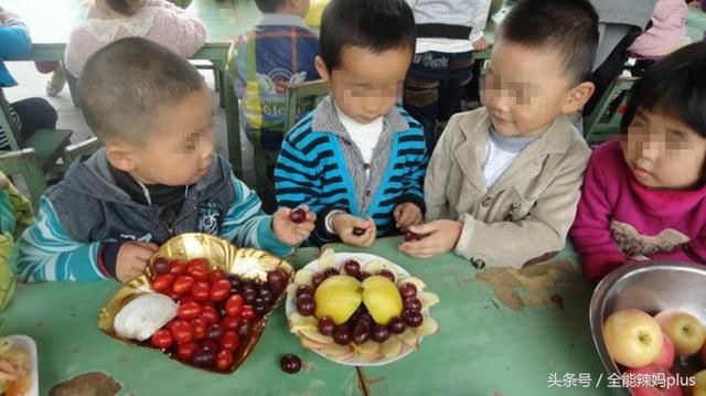 幼儿园发宝宝吃水果照片,进口水果被换成苹果