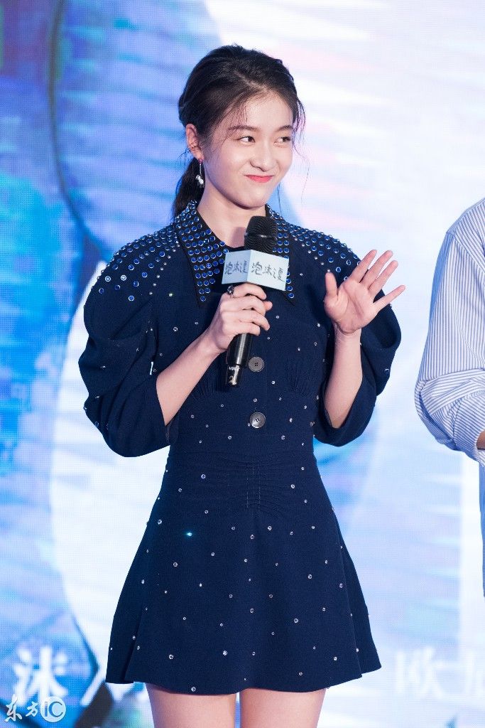 邻家女孩张雪迎和秦俊杰在上海一同出席电视剧