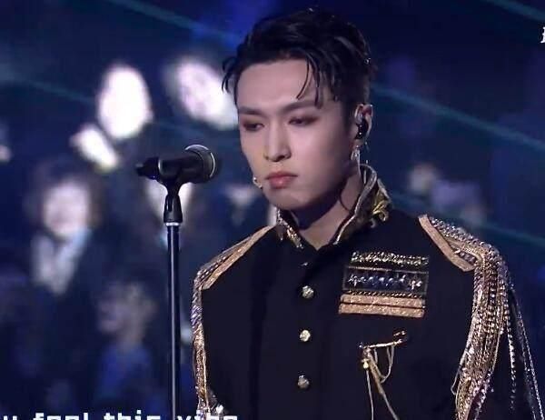 张艺兴跨年演唱会前排练,遭导演吐槽超时,却获