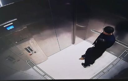 刘强东遭仙人跳?女方黑长直神似章泽天,亲密挽