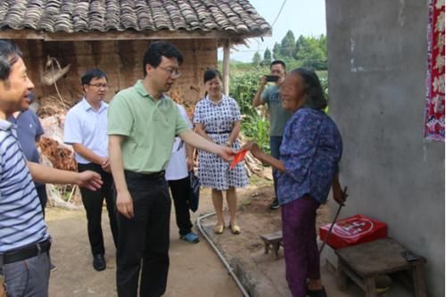 德阳市委组织部游李明到新盛镇慰问困难党员
