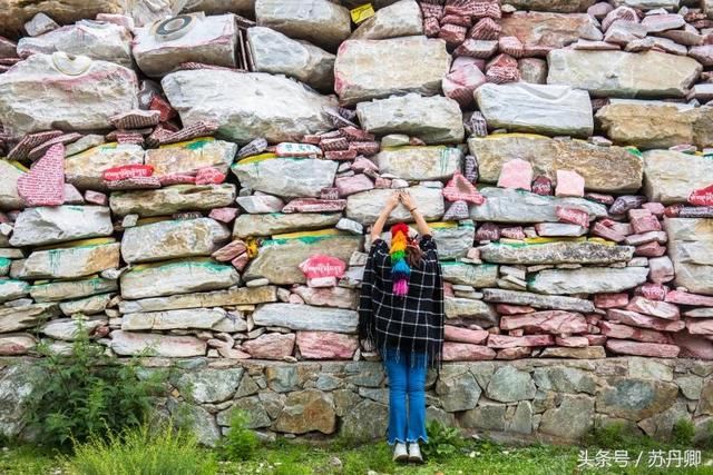 一人丢一块石头，结果成为世界最大的石堆，据说已达20亿