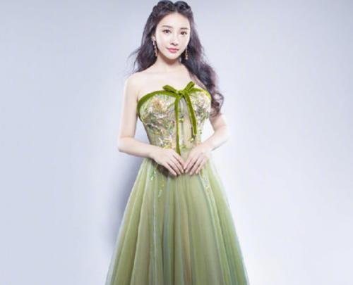 柳岩胸围完爆腰围,当她侧身的时候,网友热议不