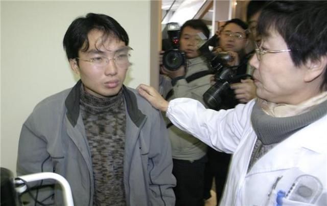 父亲疯癫母亲失踪、12岁撑起家的洪战辉，活成一代人的励志偶像