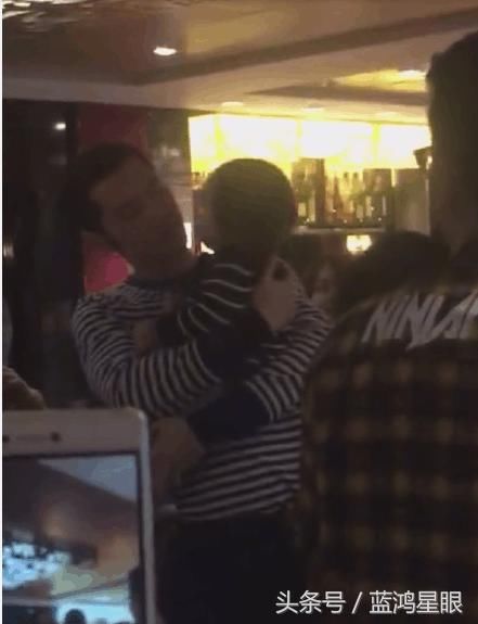 胡歌现身唐人影视年会的照片,造型神似猫王