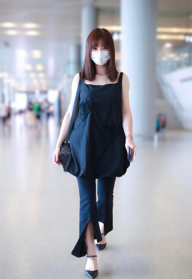身材太赞？柳岩穿娃娃裙也能婀娜多姿，不露却更显气质