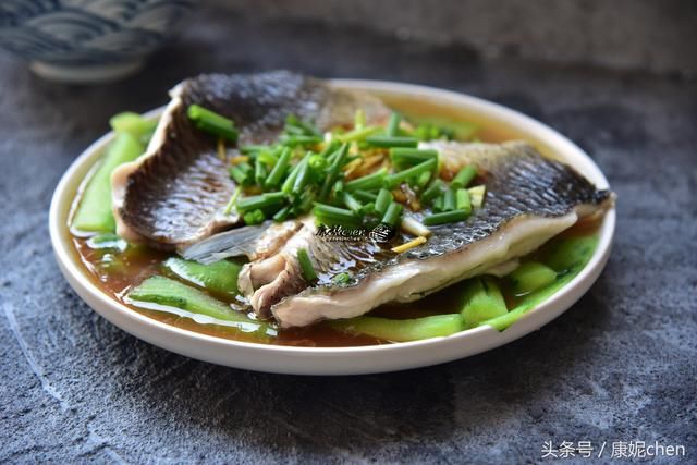 这样蒸鱼快捷又鲜美嫩滑，营养好吃，孩子多吃聪明，女人越吃越美