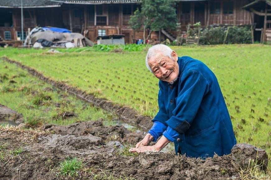 女孩出嫁但户口在娘家,土地确权还有份吗?不给