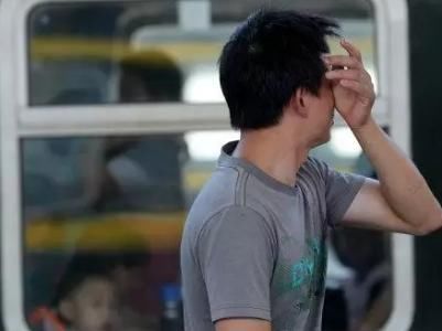我找姐姐借钱救母亲，姐姐堵门口用扫帚赶我出门，回到家时愣住了