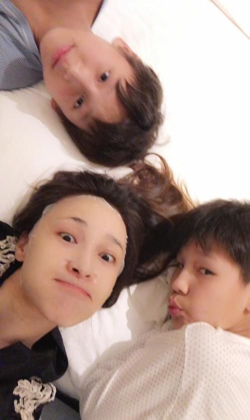 寇振海女儿梦萍晒近照，43岁素颜状态好，俩儿子超帅星范儿足