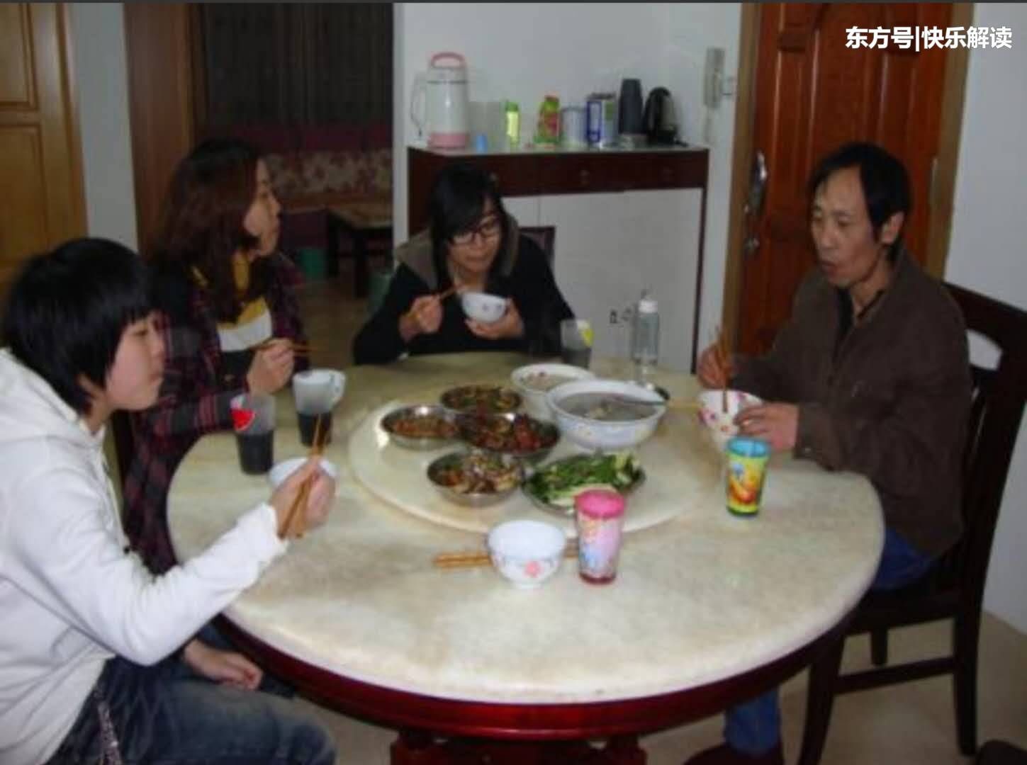 四哥到城里找工作住我家，我拉婆婆和他同桌吃饭，饭后我无语了