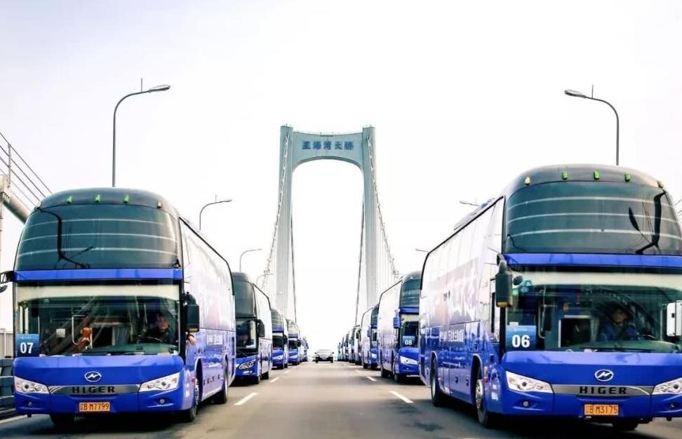 我们赢了!大连一方保级成功!20辆大巴全城巡游