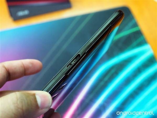 华硕ROG电竞游戏手机发布 起售价或为5600元