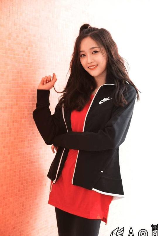 火箭少女直播出事故,伴奏突然消失,坚持表演清