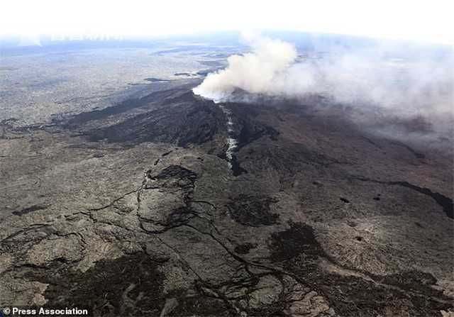 夏威夷火山大爆发 熔岩溅射铺\＂火光地毯\＂