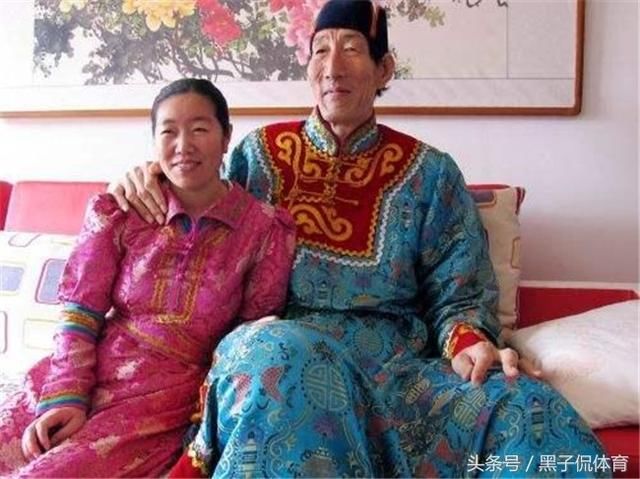 他比姚明还高10厘米 直到56岁才找到老婆 论年龄岳父也得叫他哥