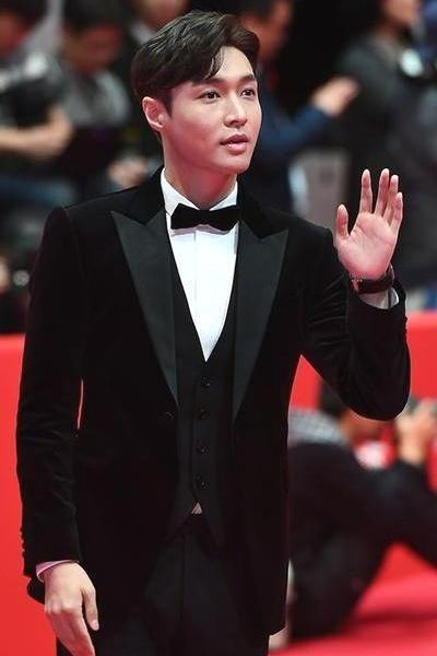 张艺兴黄渤出席韩国电影节,两人现场反差巨大