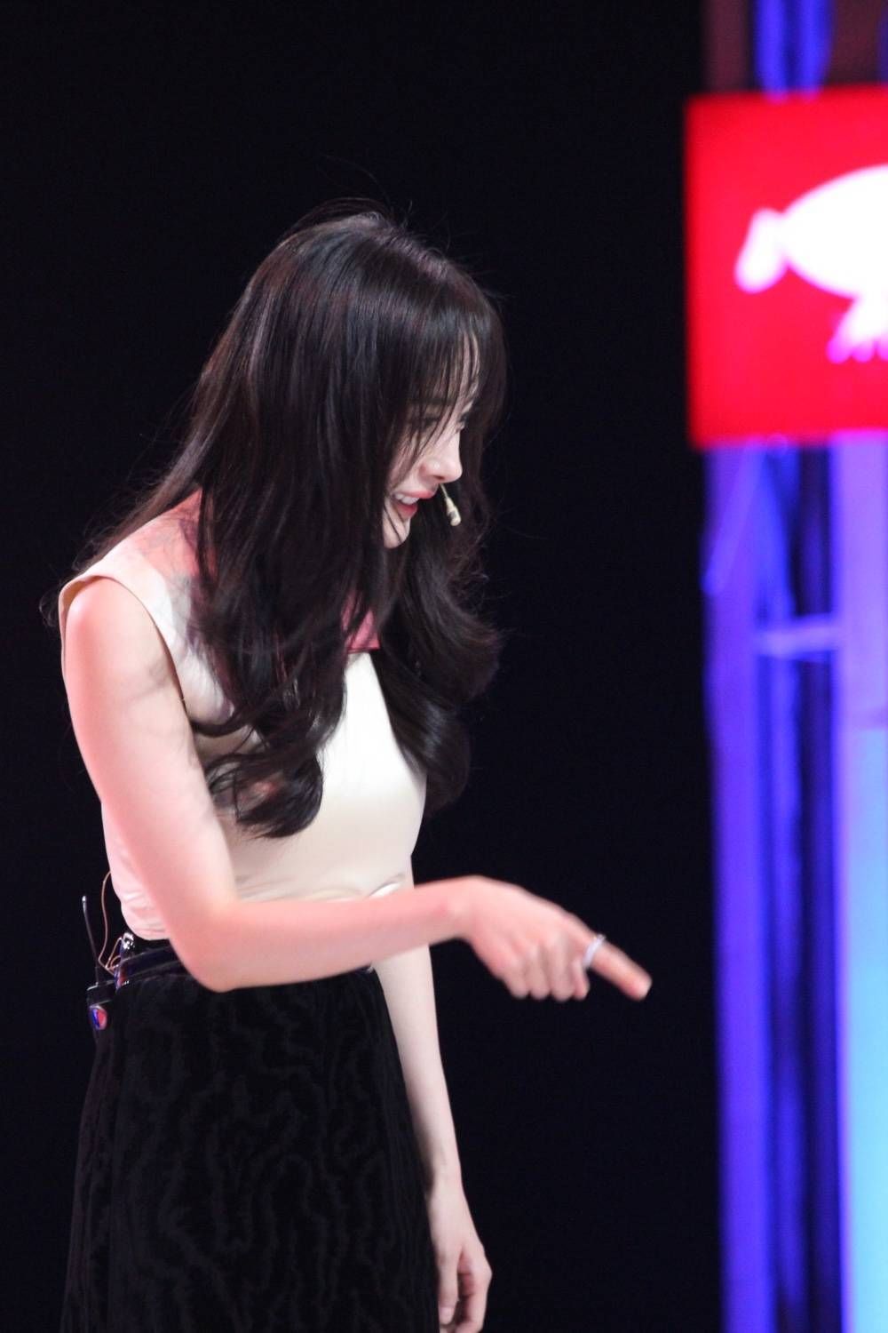 杨幂新发型亮相央视综艺《时尚大师》,大幂幂