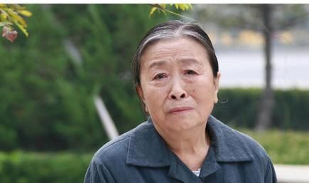 母亲进城看女儿,婆婆不让其上桌吃饭,被女儿发