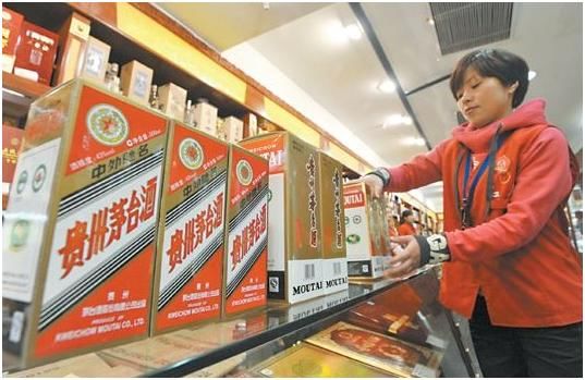 日本人来中国旅游,买了20瓶茅台30条烟,看到账