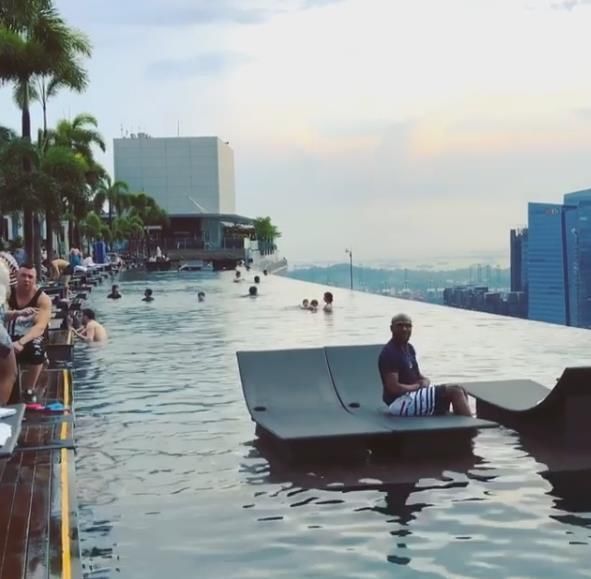 真土豪!梅威瑟畅游新加坡，在世界最贵酒店楼顶泳池享受时光