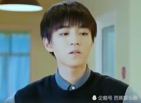 坐王源腿上的女生,抱着千玺拍照,还让王俊凯化