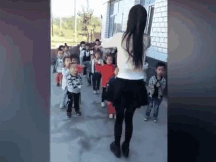 90后女孩穿成这样上舞蹈课 网友: 考虑过小孩