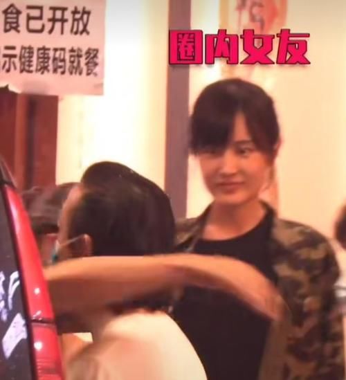 潘粤明与绯闻女友合体现身，大肚腩略显油腻，与尹姝贻形影不离