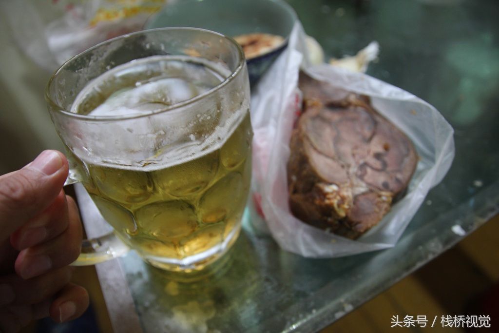 青岛下暴雨!雨天最爽的事就是呆在家里喝啤酒