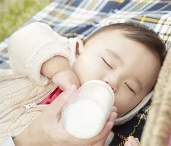小宝宝不吃奶嘴、抗拒奶瓶?14个对策,再没有这