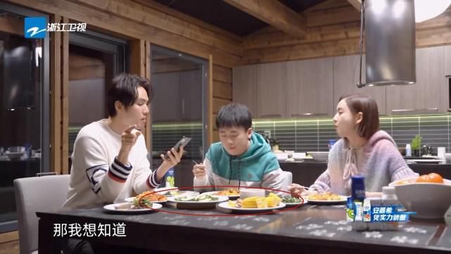 郭麒麟请佟丽娅吃饭,谁注意到桌上的菜?这才是明星的真实消费