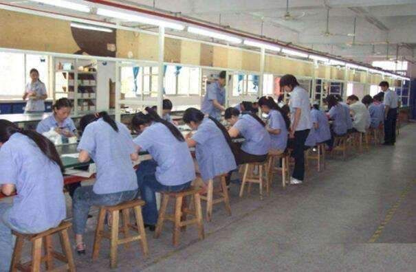 结婚7年买了房,看了房本上的名字,妻子上去甩