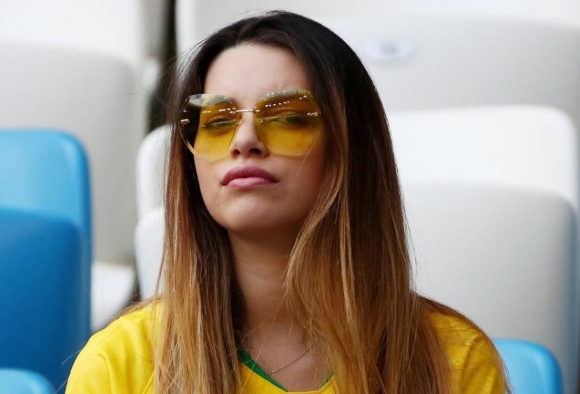 俄罗斯世界杯,巴西女球迷惊艳现场,网友:疯狂助