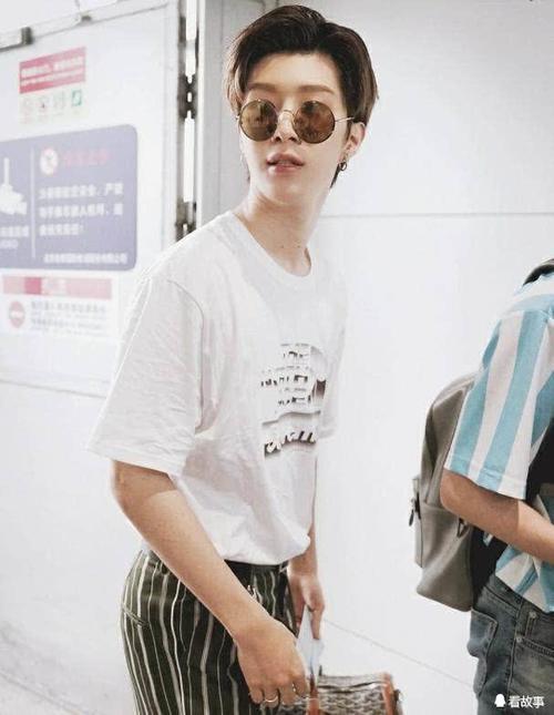 乐华七子机场躲雨,毕雯珺颜值高,范丞丞翘臀,但