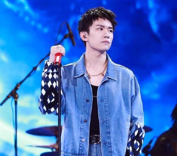 易烊千玺花式怼粉丝,抵制妈粉不做儿子,胖虎