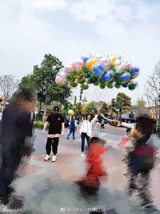 网友迪士尼偶遇陈赫张子萱 夫妻十指紧扣牵手