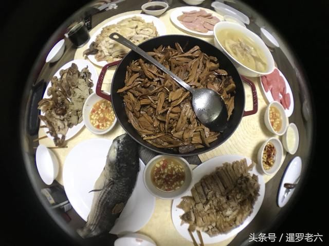 在芭堤雅过新年，泰国亲戚下厨做了一桌“年夜饭”，鱼咋不刮鳞？