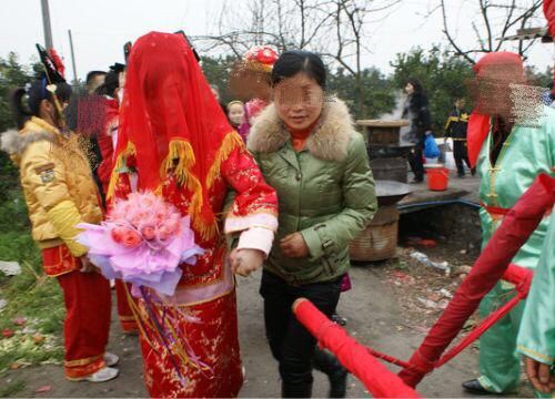 儿子当上门女婿，却一直不让我见儿媳，见到墙上婚纱照时，我愣了