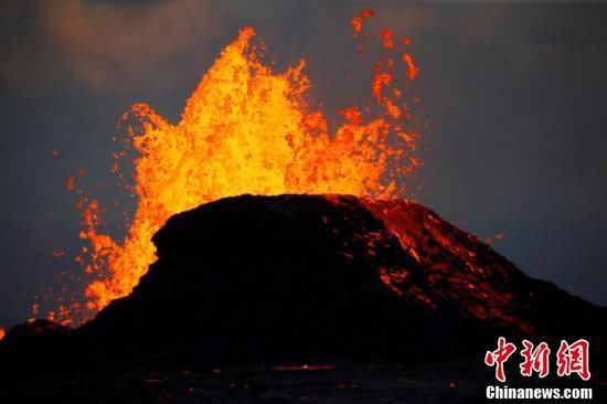 夏威夷火山岩浆喷涌 民众淡定围观